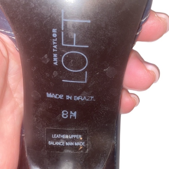 Ann Taylor Loft navy blue leather heels.Front strap.Bow trim. Size 8. 2.5” heels - Picture 6 of 10